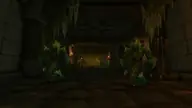 Des nagas dans un couloir de pierre moussue du donjon de la prison d’Alcaz, dans World of Warcraft: Forever